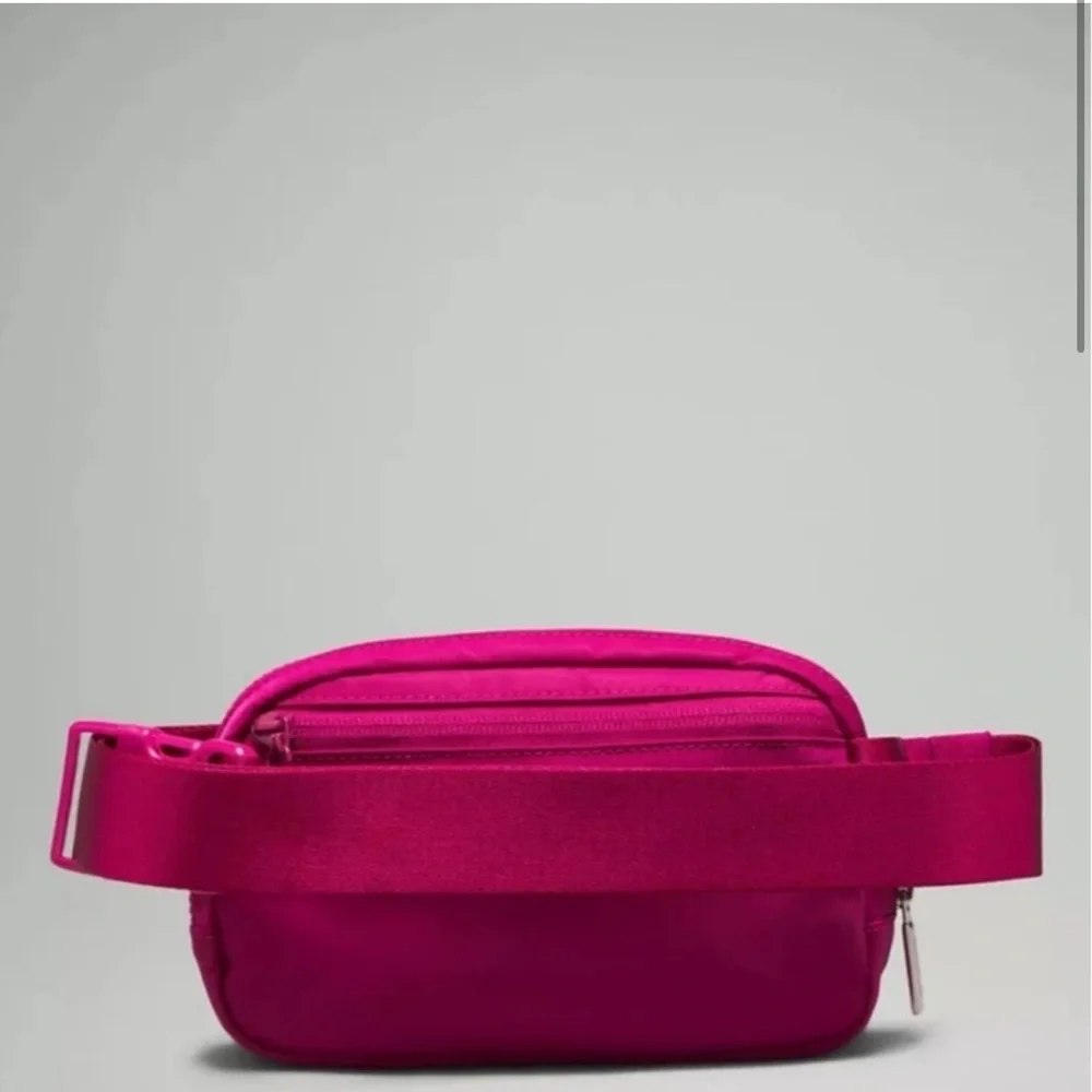 Everywhere Belt Bag 1L Wild Berry - Picture 2 of 7